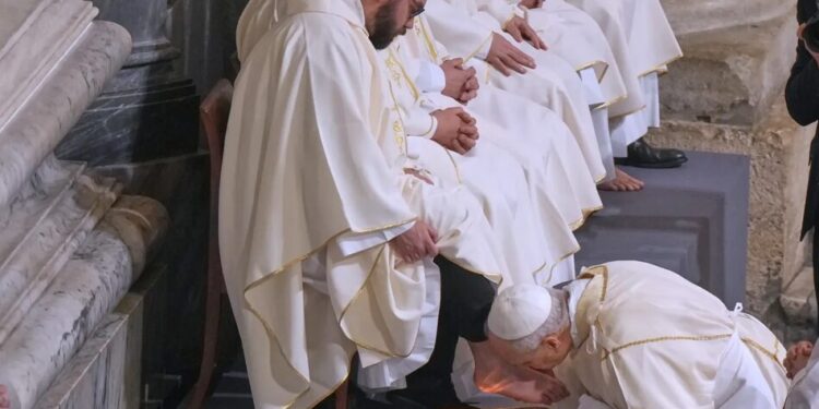 Папа Лев XIV повернув традиційний обряд обмивання ніг священникам у Великий четвер