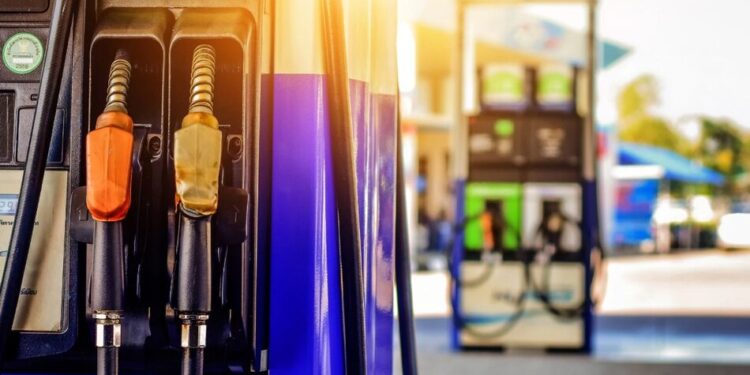 Ціни на пальне мають знизитися на тлі подешевшання нафти, із запасами стабільно – Прем'єр