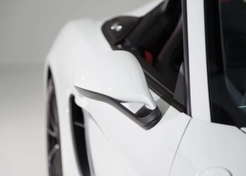 Китайська компанія Xpeng планує запустити "літаючі" автомобілі та роботаксі до 2027 року