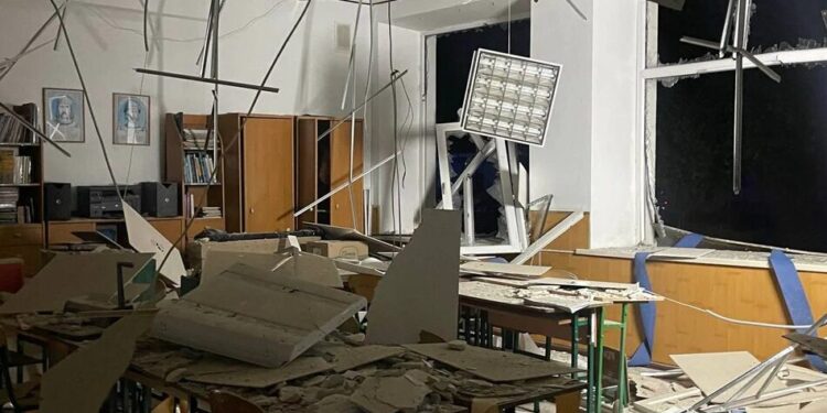 Друга хвиля атак дронів на Одесу – влучання у багатоповерхівку та дитсадок, є постраждалі