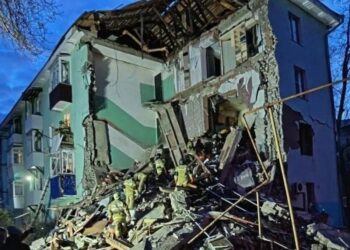 У сизрані внаслідок роботи російської РЕБ дрон влучив у житловий будинок – обвалився під’їзд, є постраждалі