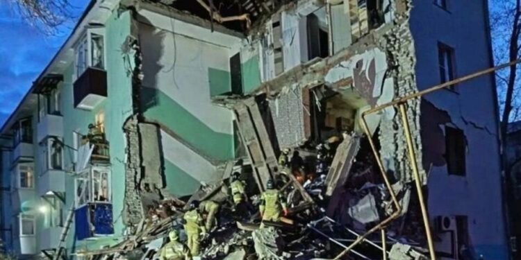 У сизрані внаслідок роботи російської РЕБ дрон влучив у житловий будинок – обвалився під’їзд, є постраждалі