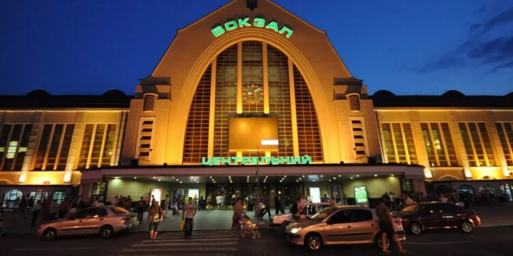 Вокзали Києва та Львова хочуть зробити доступнішими за гроші від ЄБРР – підписали угоду