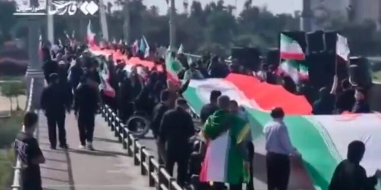 Іранці утворюють живі ланцюги вздовж мостів та електростанцій через погрози Трампа