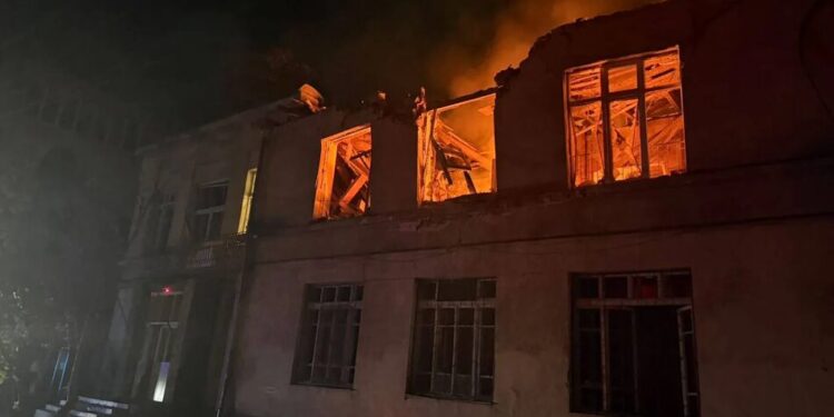 Під час масованої атаки на Одесу пошкоджені будинки, дитсадок і ТЦ, 16 постраждалих