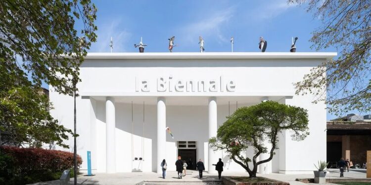 Журі Венеційської бієнале 2026 подало у відставку через суперечливе рішення