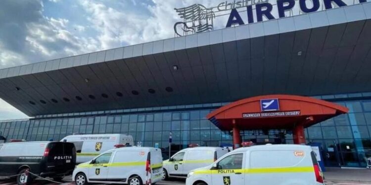 Пасажирів та персонал евакуювали із аеропорту в Кишиневі через загрозу вибуху, є затримки рейсів