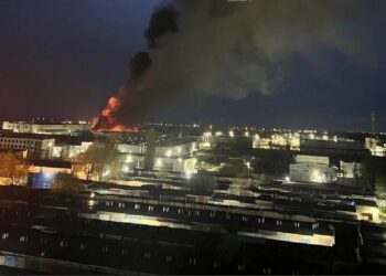 Масштабна пожежа та стовп диму в російському таганрозі після атаки дронів