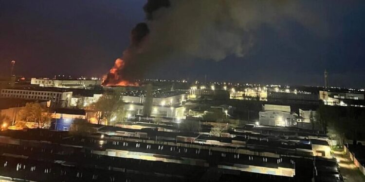 Масштабна пожежа та стовп диму в російському таганрозі після атаки дронів