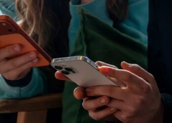 Майже половина покоління Z через дискомфорт від технологій хоче жити в минулому – опитування