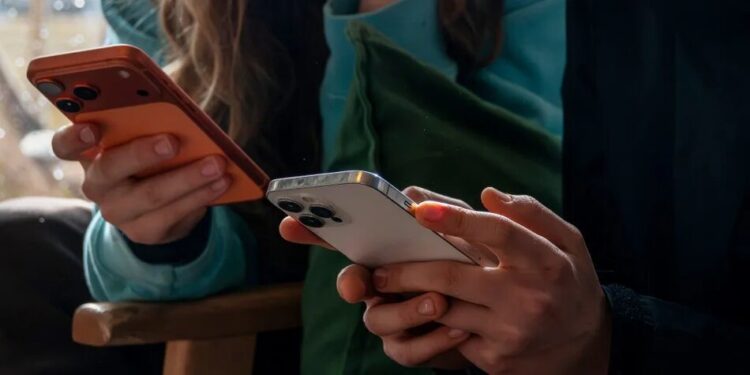 Майже половина покоління Z через дискомфорт від технологій хоче жити в минулому – опитування