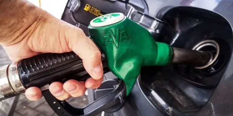 Від іноземних НПЗ до колонки на АЗС – як формується та від чого залежить ціна на пальне в Україні