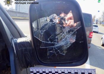 У Києві чоловік через дорожній конфлікт розбив дзеркало в авто військового і відібрав телефон, його затримали
