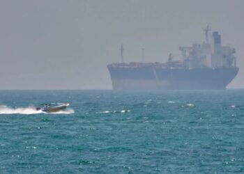 Підсанкційний супертанкер з іранською нафтою намагається прорватися Ормузькою протокою на тлі блокади