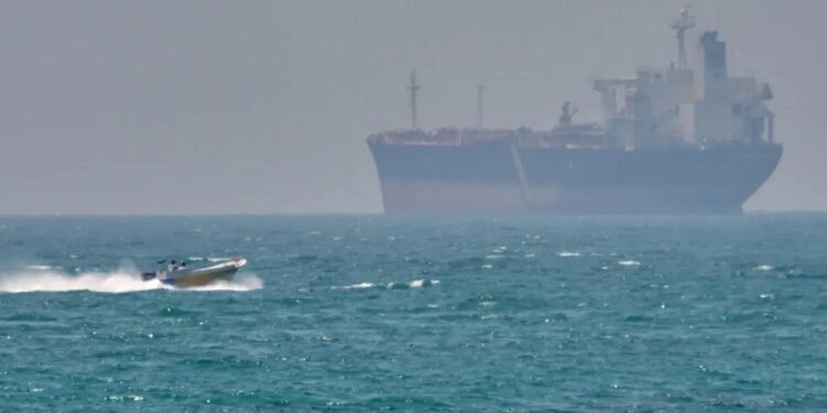 Підсанкційний супертанкер з іранською нафтою намагається прорватися Ормузькою протокою на тлі блокади