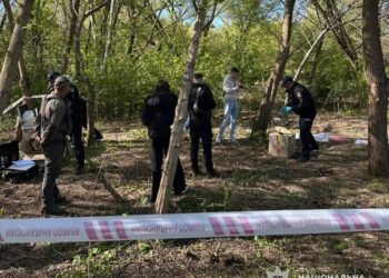 У Львові в сумці посеред парку виявили тіло немовляти