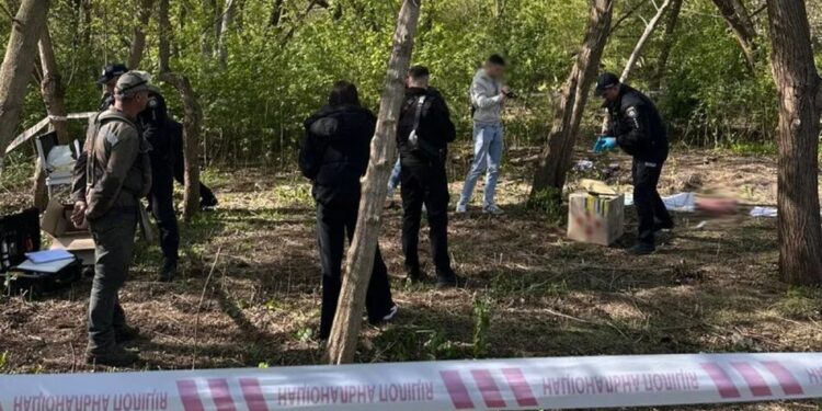 У Львові в сумці посеред парку виявили тіло немовляти