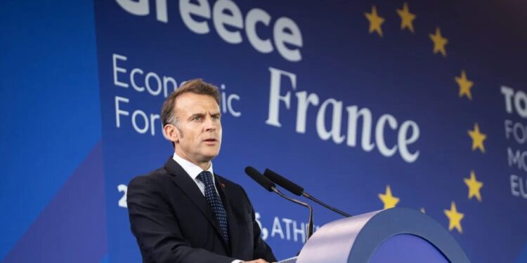 Макрон закликав ЄС не поспішати з погашенням "ковідного" боргу