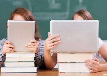 Заборона гаджетів у школах – що каже освітній омбудсмен