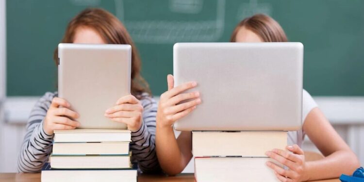Заборона гаджетів у школах – що каже освітній омбудсмен