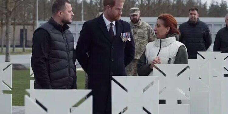 Принц Гаррі відвідав військове кладовище на Київщині разом із представниками влади
