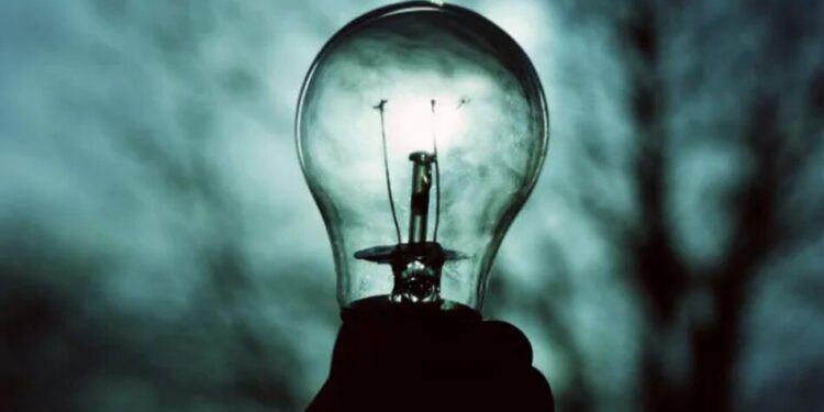 Вітер пошкодив мережі на Рівненщині, без світла 10 тис. абонентів – ОВА