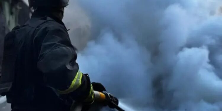 У Дніпровському районі Києва можливі перебої зі світлом через пожежу на підстанції