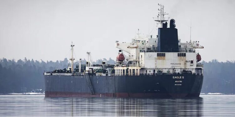 російський "тіньовий флот" не злякався погроз Стармера, кораблі і надалі проходять через британські води