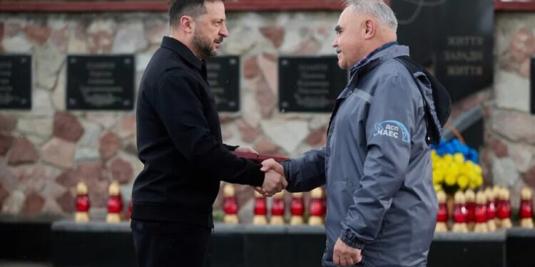 Зеленський відзначив нагородами ліквідаторів аварії на ЧАЕС, рятувальників та працівників станції