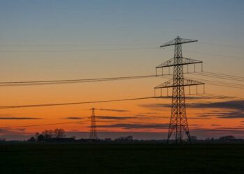 Сім областей частково без світла через ворожі атаки, поранено енергетика