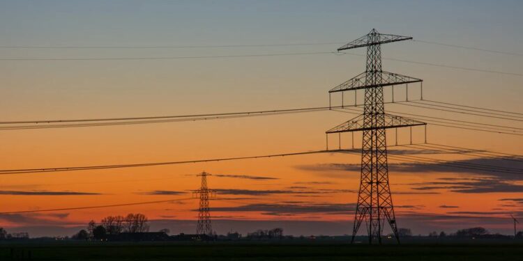Сім областей частково без світла через ворожі атаки, поранено енергетика
