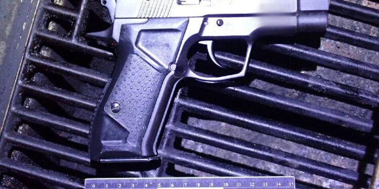 У Києві чоловік влаштував стрілянину на вулиці, є поранена