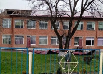 Буревій прокотився західними областями – є перебої зі світлом і пошкодження