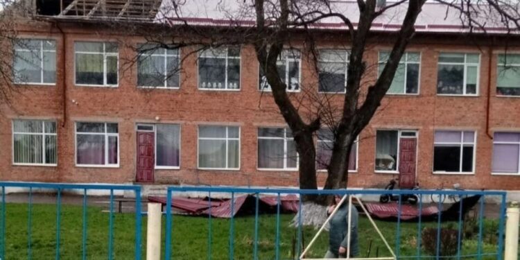 Буревій прокотився західними областями – є перебої зі світлом і пошкодження