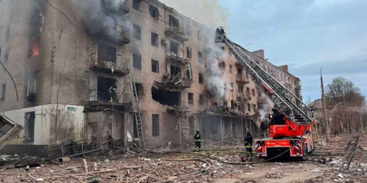 Окупанти скинули півторатонну авіабомбу на Слов'янськ, п'ять людей поранені