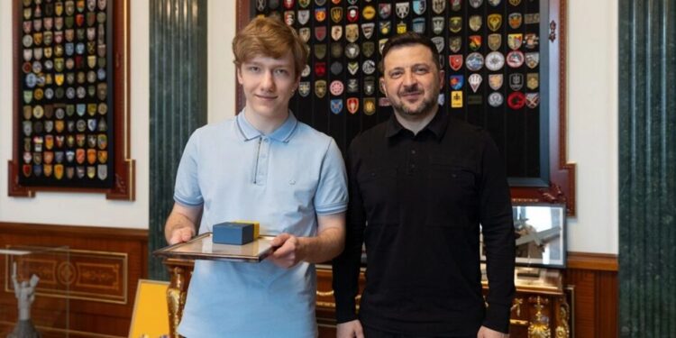 Виграв чемпіонат Європи, не будучи гросмейстером: Зеленський вручив відзнаку 17-річному Роману Дегтярьову