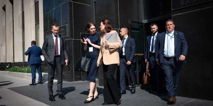 Україна залучить 300 млн доларів на енергообладнання для Нафтогазу та обговорює формат закупівлі локомотивів