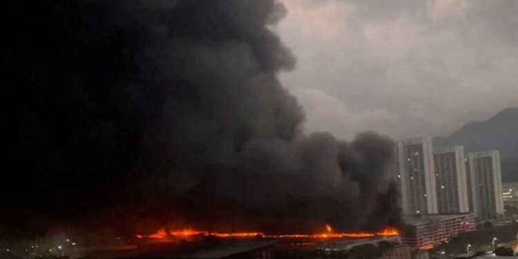 Масштабна пожежа сталася на паркінгу BYD у Китаї