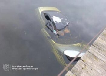 Вибухова хвиля відкинула автомобіль у річку під час атаки на Запоріжжя, є загиблий