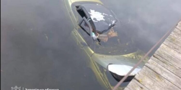 Вибухова хвиля відкинула автомобіль у річку під час атаки на Запоріжжя, є загиблий