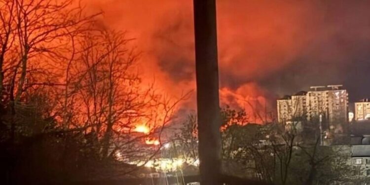 У російському туапсе після нічної атаки горить нафтопереробний завод є загиблі