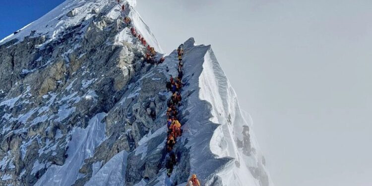 Гідів на Евересті підозрюють в отруєнні туристів заради фальшивих евакуацій
