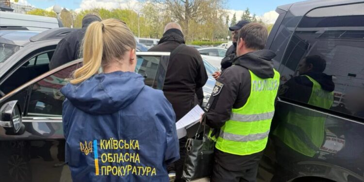 Вимагали до 5 000 доларів – поліція затримала військових РТЦК Білої Церкви, їм повідомили про підозру