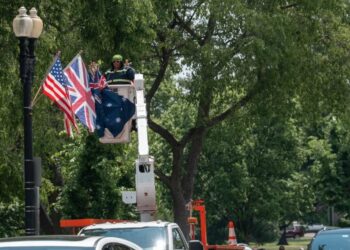 Вашингтон помилково вивісив австралійські прапори замість британських перед візитом короля Чарльза