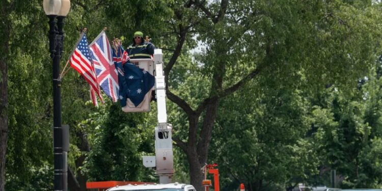 Вашингтон помилково вивісив австралійські прапори замість британських перед візитом короля Чарльза