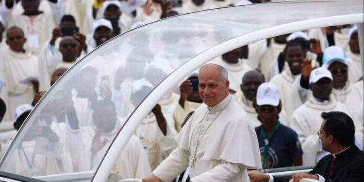 Папа Римський провів месу в Анголі перед стотисячним натовпом та закликав подолати наслідки війни і суперечки
