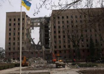 У Миколаєві хлопець стрибнув із даху зруйнованої будівлі облради, поліція встановлює особу загиблого