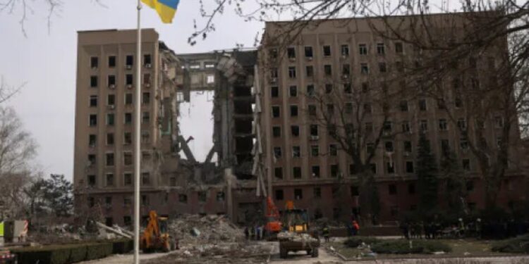 У Миколаєві хлопець стрибнув із даху зруйнованої будівлі облради, поліція встановлює особу загиблого