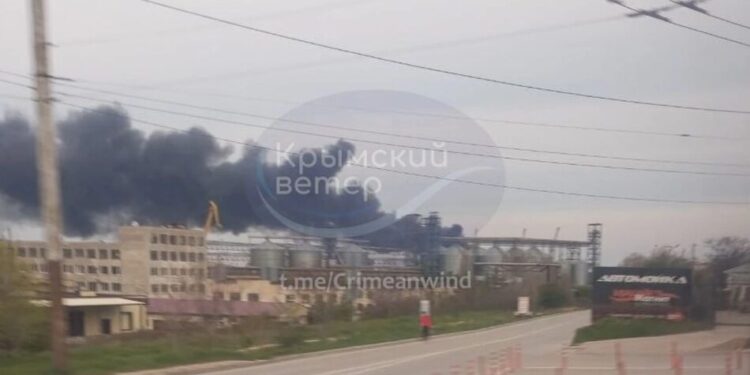 У Севастополі після атаки дронів горить нафтобаза на мисі Манганарі – монітори