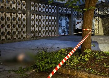 У Львові австралієць стрибнув з оглядового майданчика на Ратуші та залишив прощальну записку